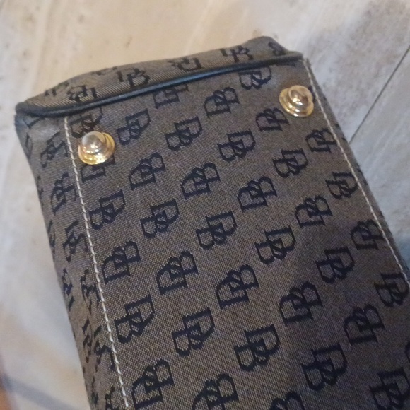 Classy Dooney & Bourke Signature Shoulder Bag - Picture 7 of 16